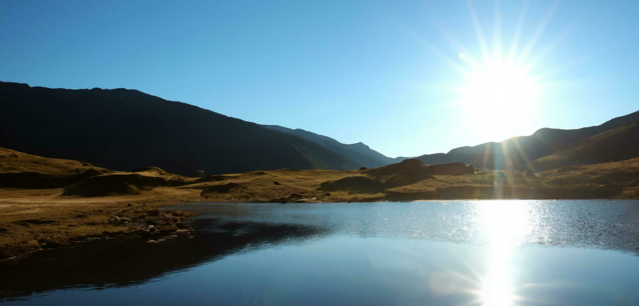 panorama de paisajes montañas rural estanques en el noche cuando el Dom es brillante foto