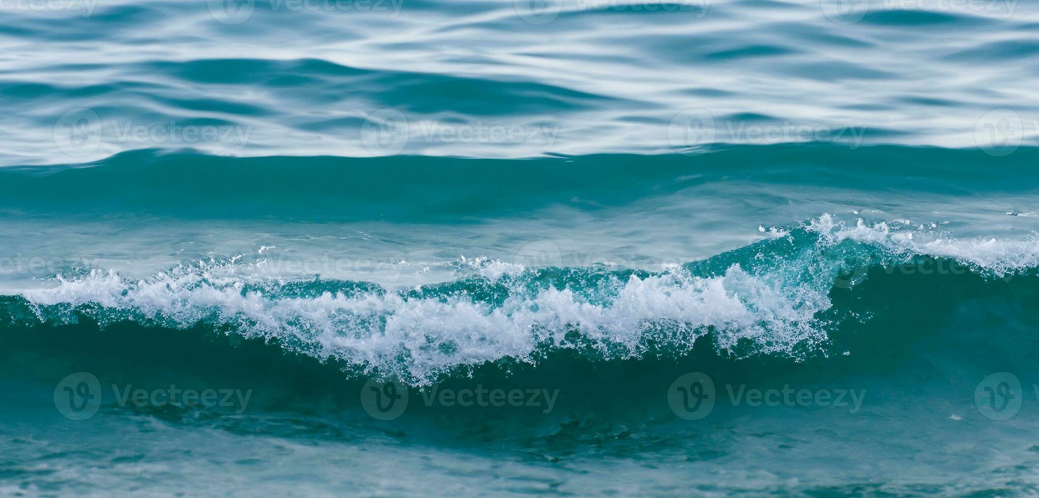 background of ocean waves crashing on the beach Water waves ripple in spray Water splash Clear water Water sheet texture 3d illustration photo