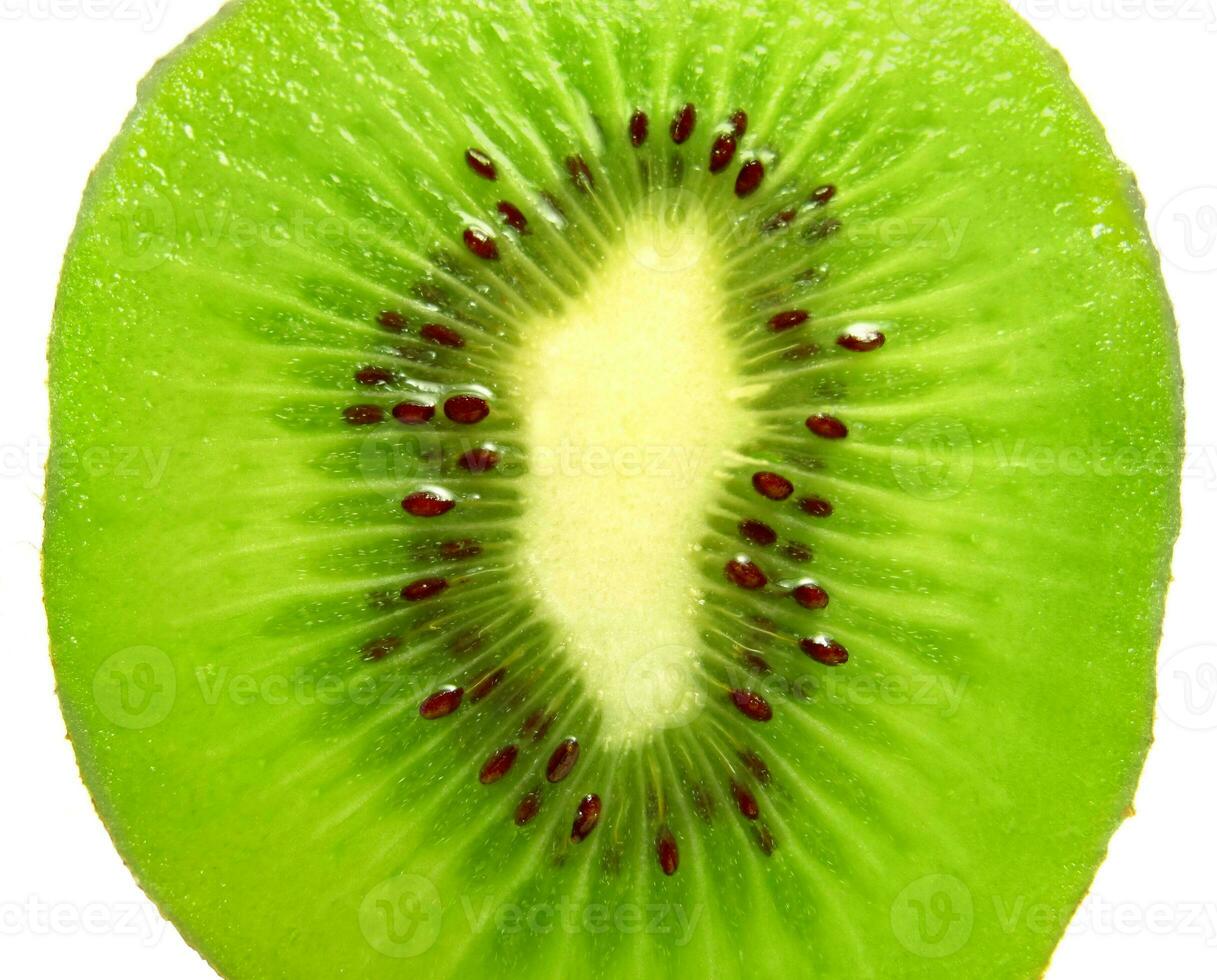 brillante verde kiwi rebanada, de cerca en blanco antecedentes foto