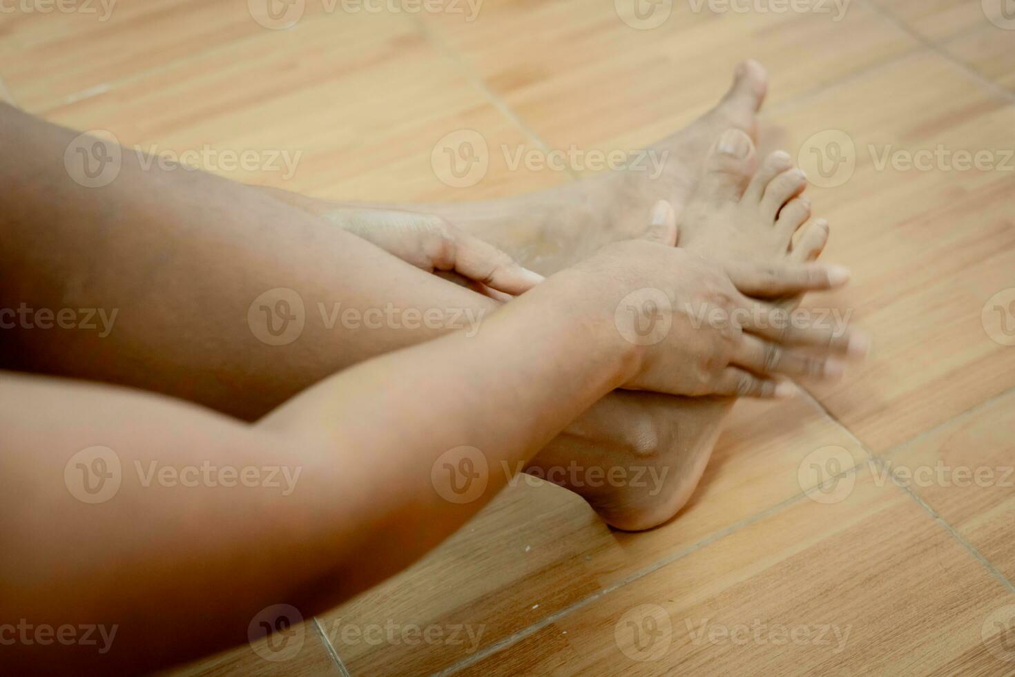 mujer piernas aplicando piel cuidado crema para yo cuidado De las mujeres yo cuidado foto