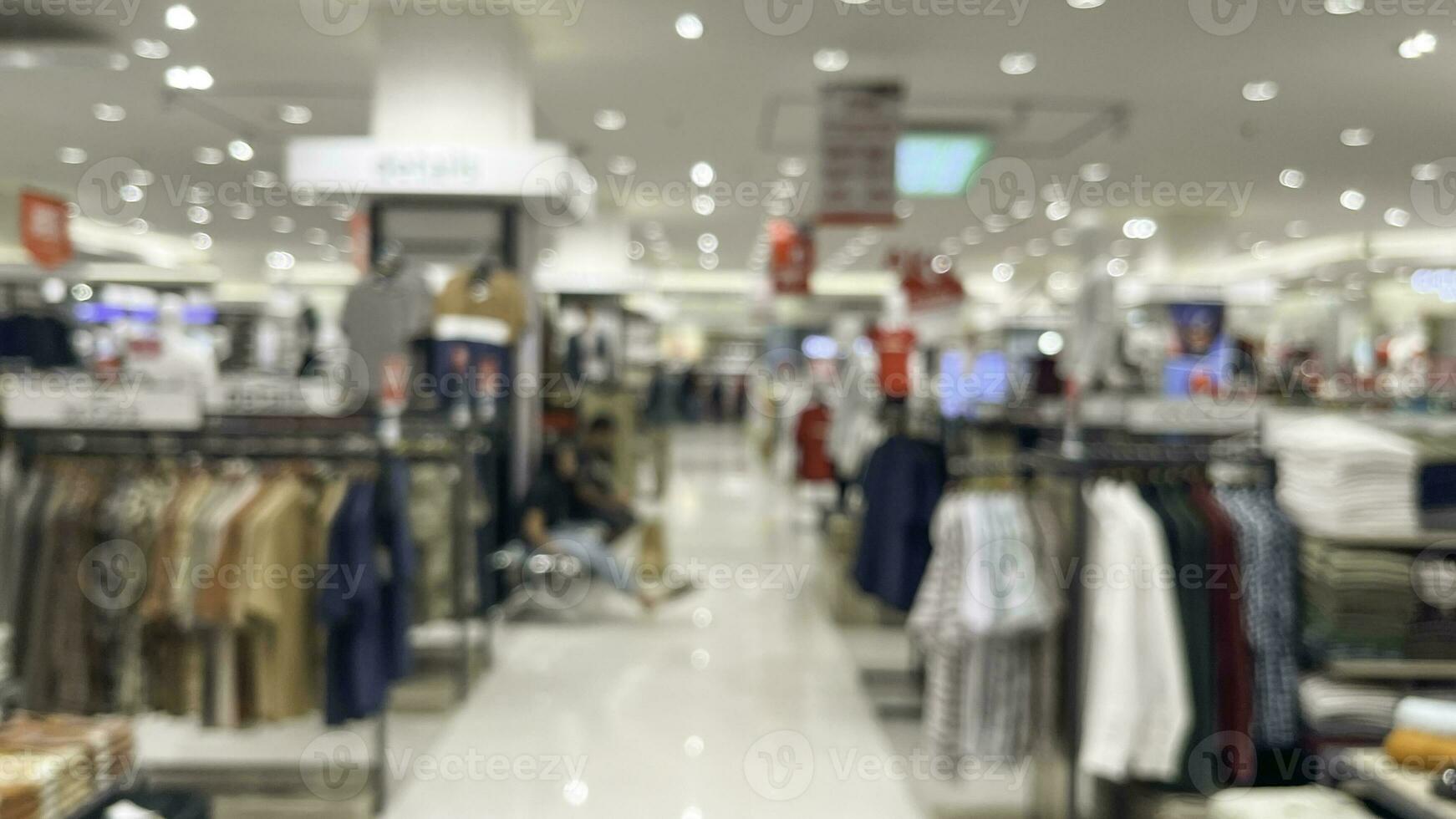 resumen borroso del interior boutique de la tienda de ropa de moda en un centro comercial, con fondo de luz bokeh. foto