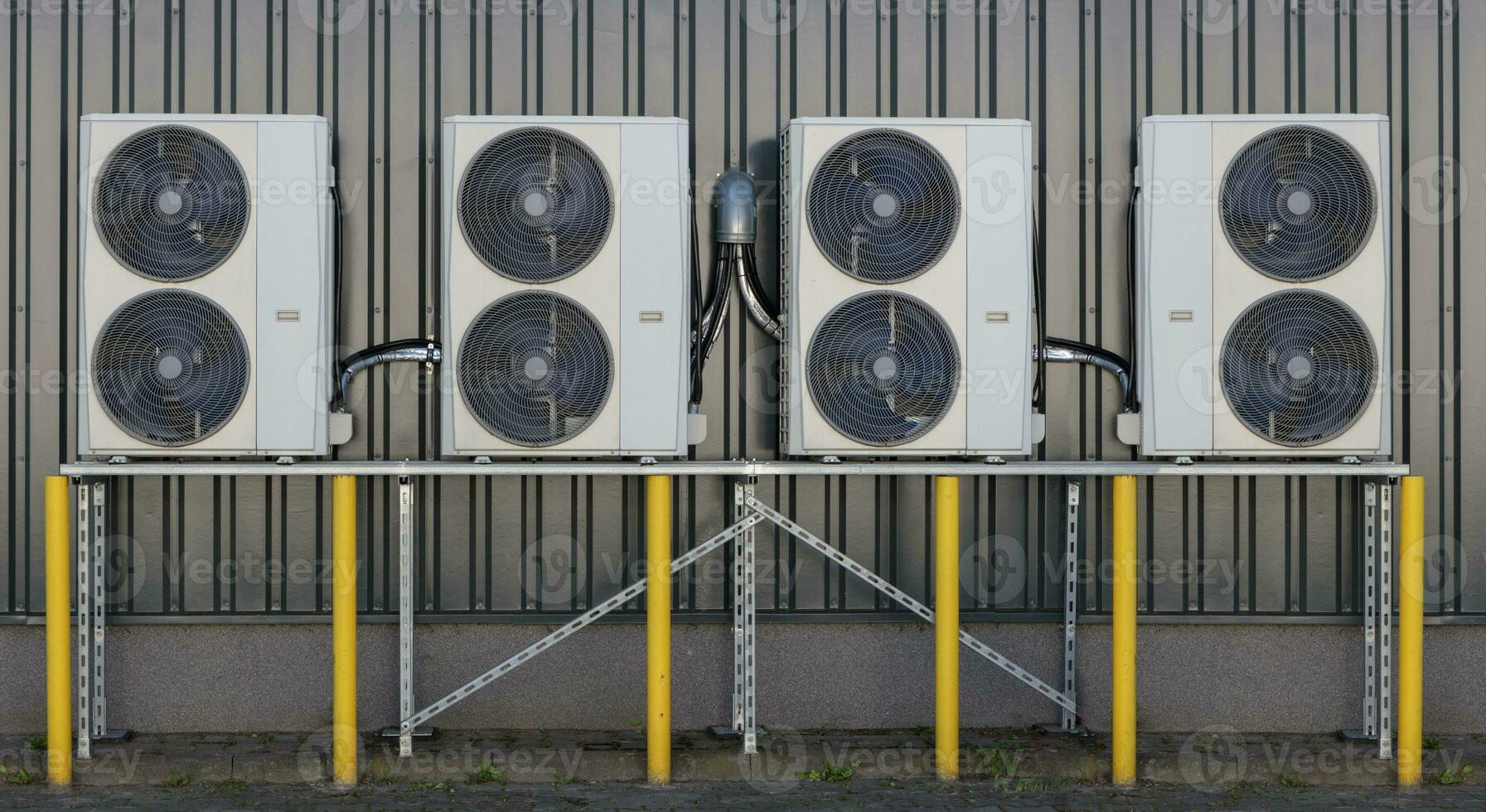 múltiple aire acondicionador unidades en edificio exterior para eficiente enfriamiento foto