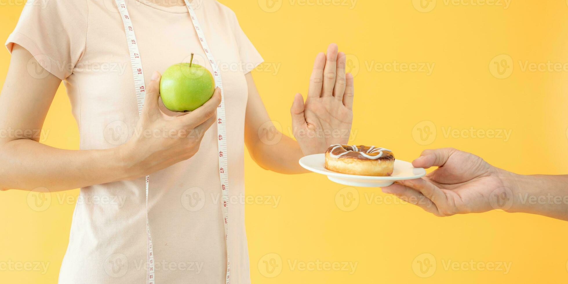 Delgado cuerpo mujer negar rápido comida o basura alimento, hembra escoger manzana para dieta. bueno sano alimento. peso perder, balance, control, reducir gordo, bajo calorías, rutinas, ejercicio. rechazo símbolo foto