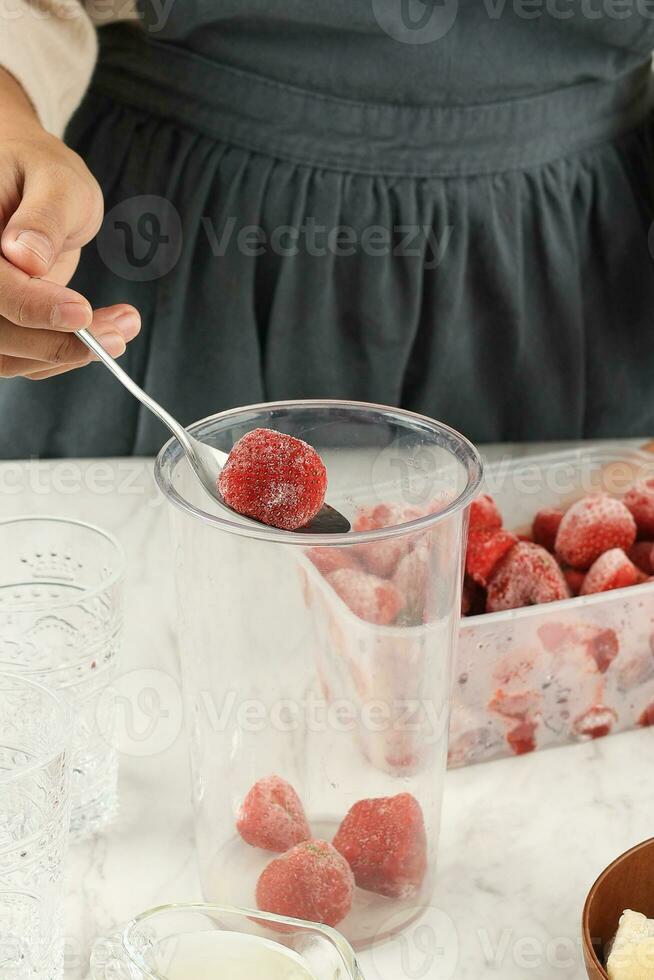 Preparation Making Strawberry Juice or Slushy with Frozen Strawberry photo