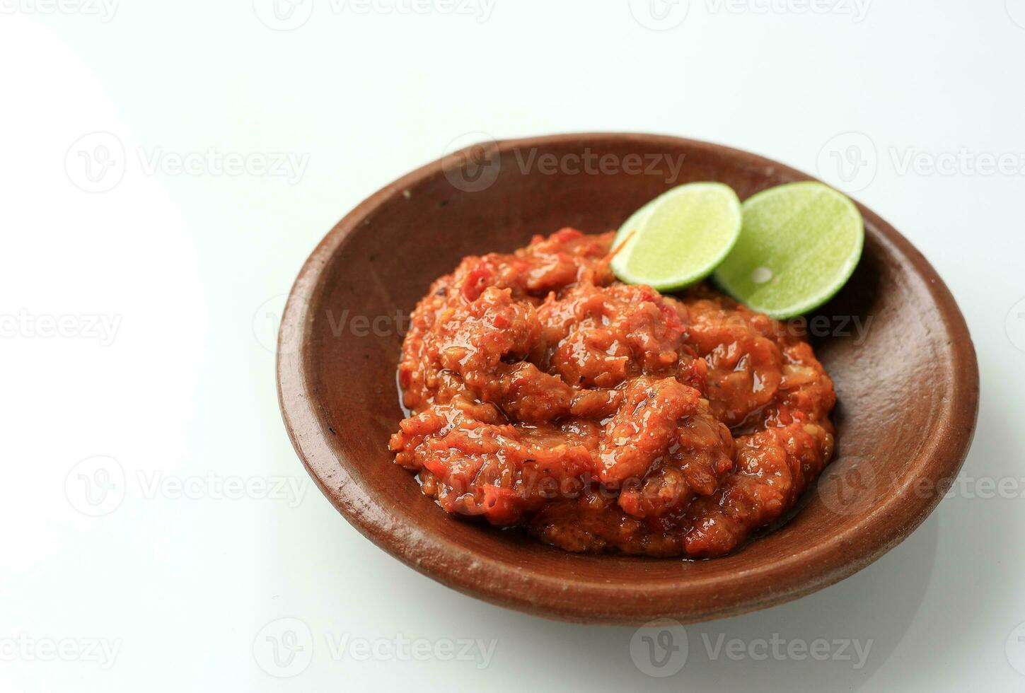 sambal tomat o picante tomate pegar en loza de barro plato foto