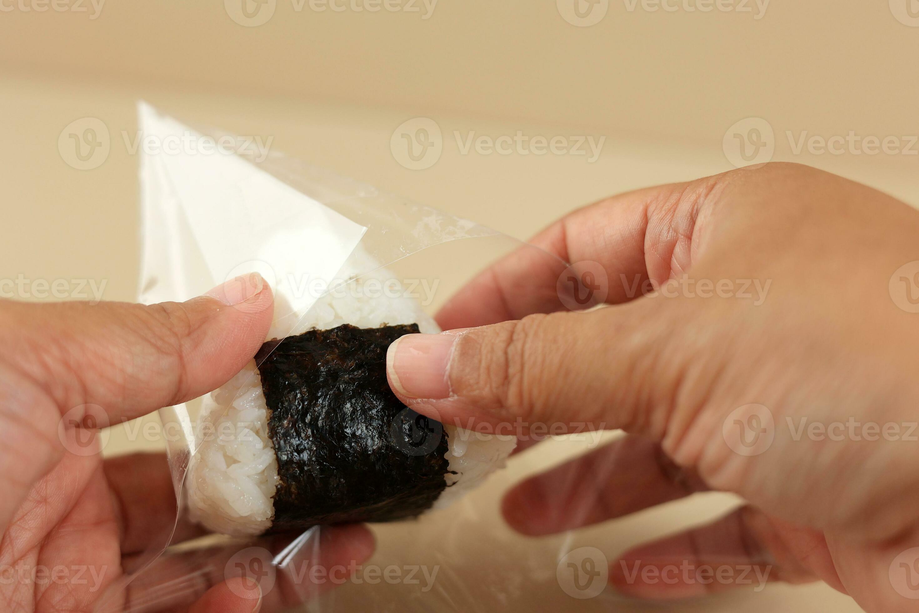 Open Onigiri Plastic Wrap 28899903 Stock Photo at Vecteezy