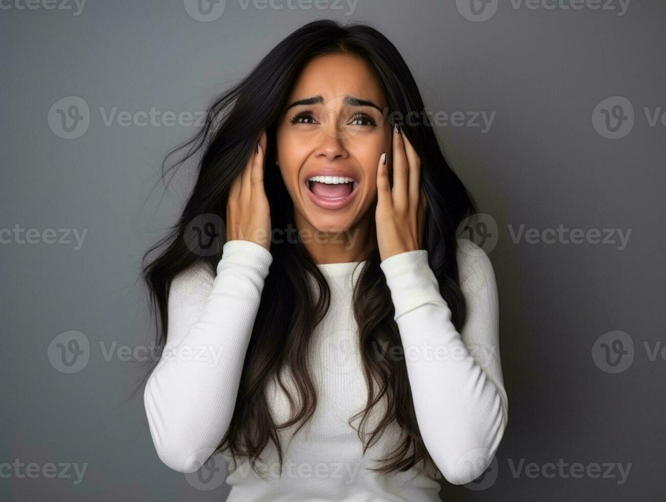 40 año antiguo mexicano mujer en emocional dinámica actitud en sólido antecedentes ai generativo foto