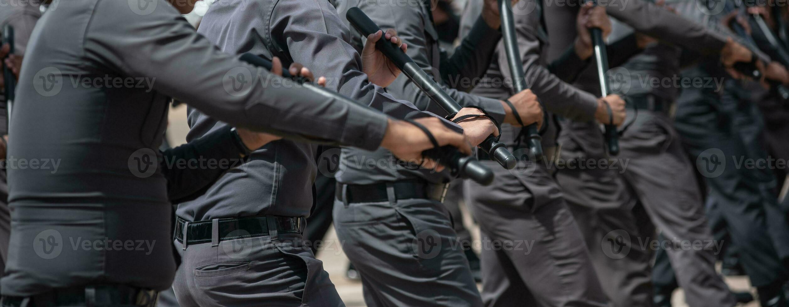 alboroto policía controlar el multitud. foto