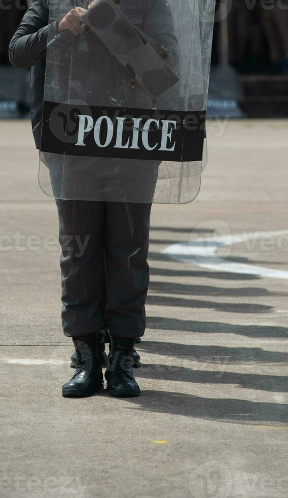 alboroto policía controlar el multitud. foto