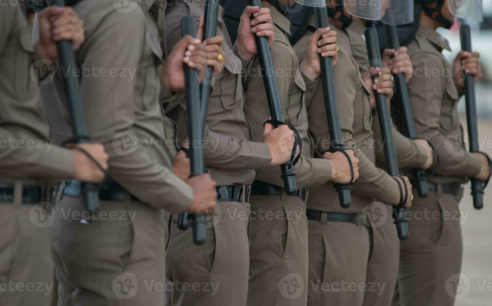 alboroto policía controlar el multitud. foto