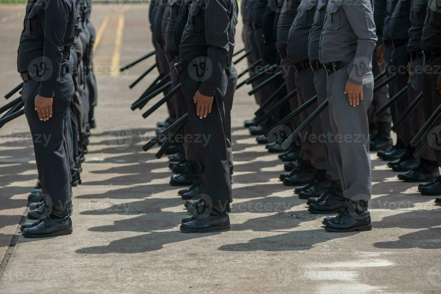 alboroto policía controlar el multitud. foto