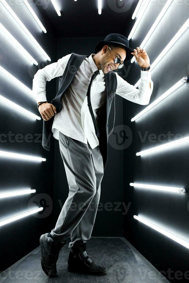 negro hombre bailando en neón luces foto