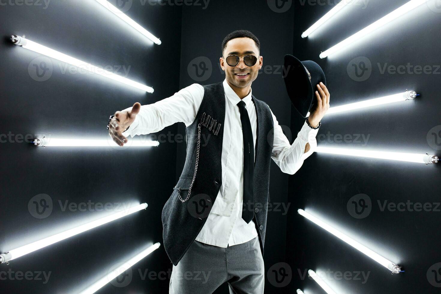 negro hombre bailando en neón luces foto