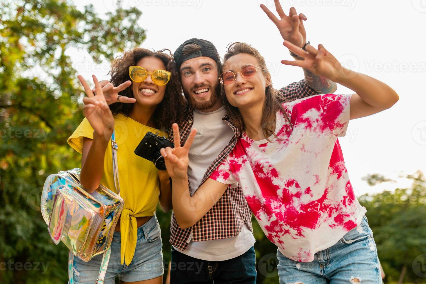 contento joven empresa de emocional sonriente amigos caminando en parque foto