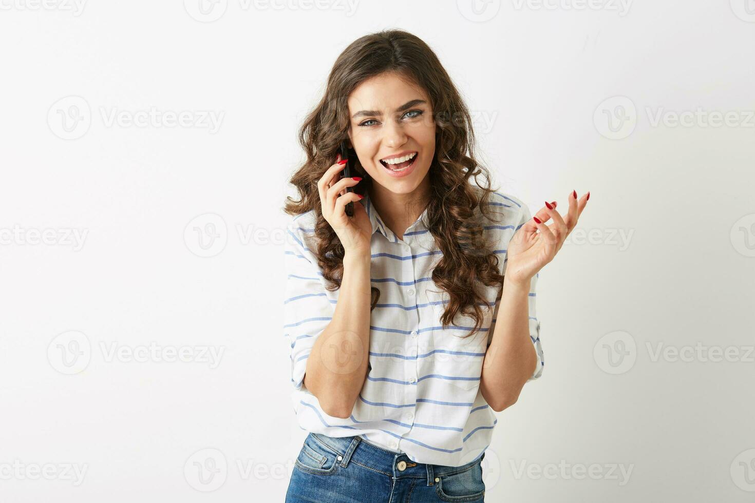 alegre bonito mujer con salido cara expresión riendo y hablando en teléfono, sonriente atentamente, largo Rizado cabello, estudiante estilo, aislado, blanco dientes, emocional dama foto