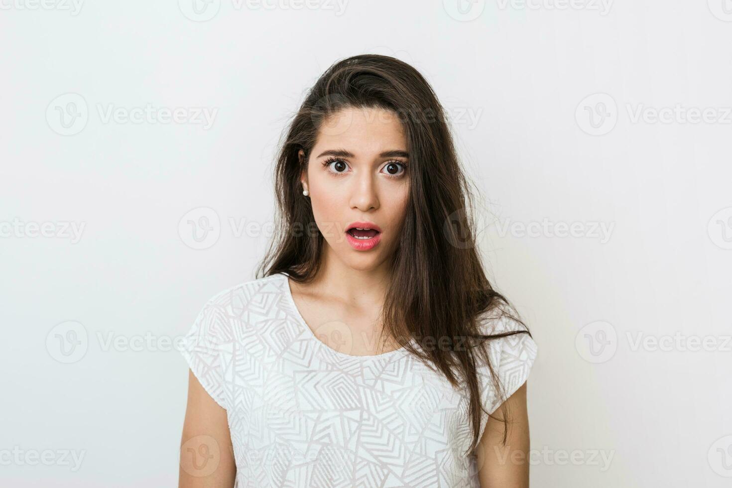 retrato de atractivo mujer con conmocionado expresión de rostro, de cerca, amplio abrió ojos y boca, emocional, aislado en blanco antecedentes foto