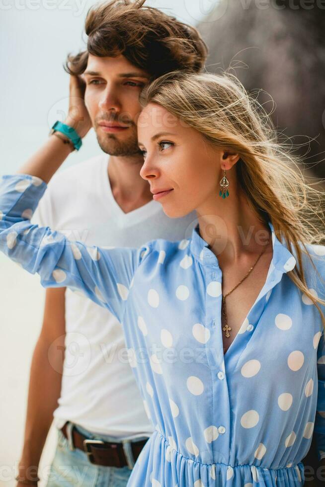 joven elegante hipster Pareja en amor en tropical playa foto