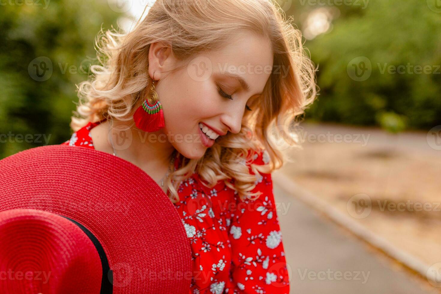atractivo elegante rubio sonriente mujer en Paja rojo sombrero y blusa verano Moda foto