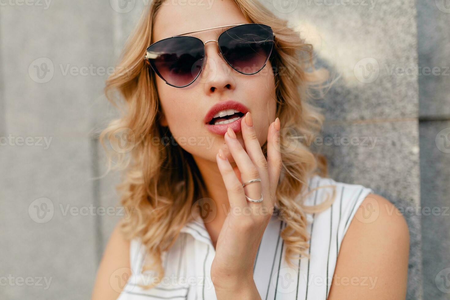 retrato de joven atractivo elegante mujer sonriente foto