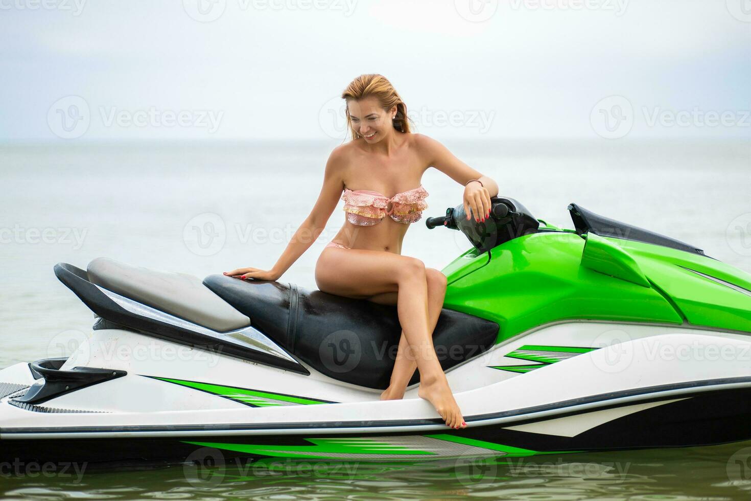 sexy mujer en bikini en agua scooter en mar verano estilo foto