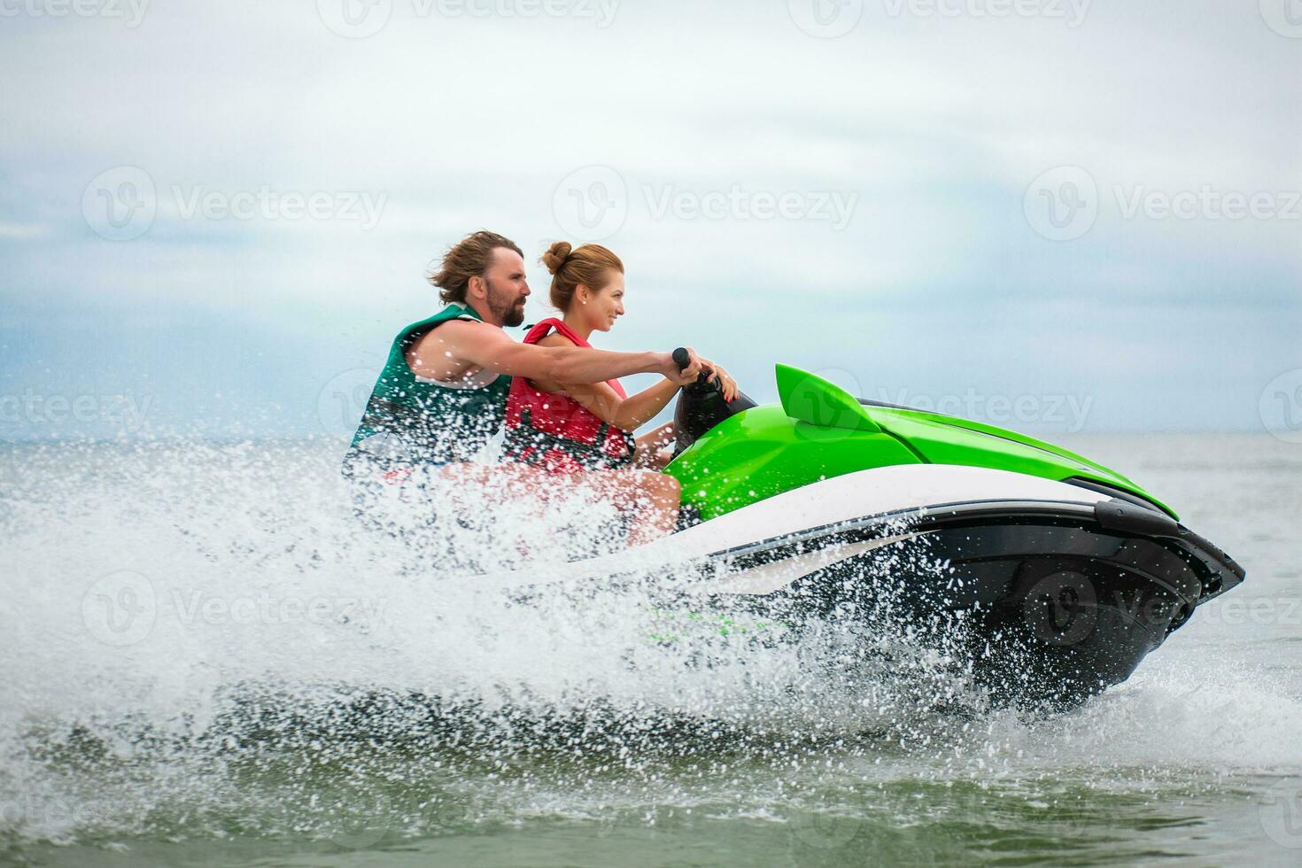 Pareja teniendo divertido en agua scooter verano mar actividad foto