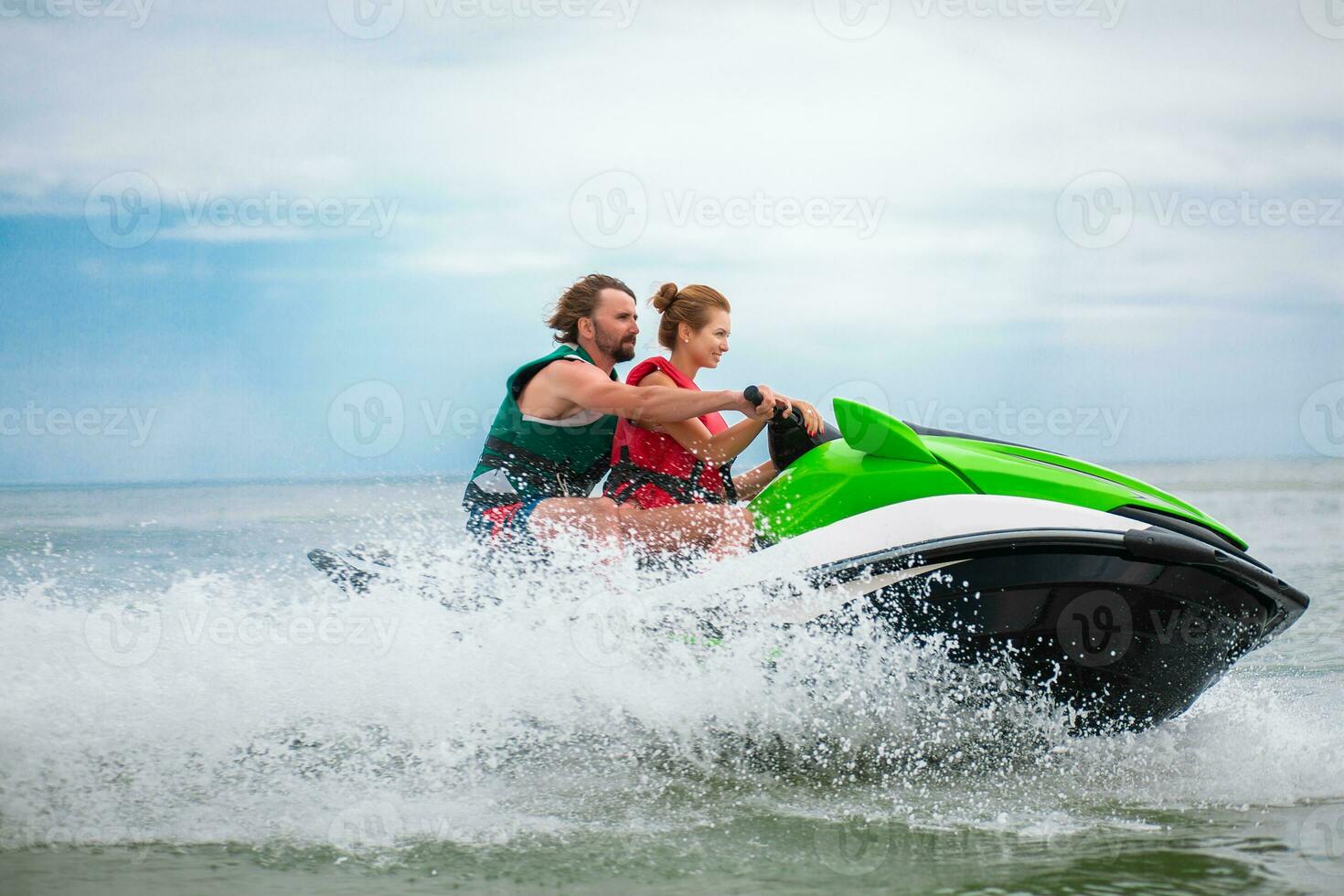 Pareja teniendo divertido en agua scooter verano mar actividad foto