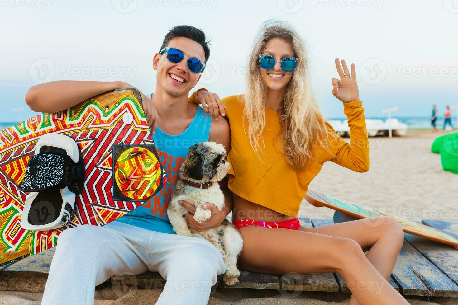 joven Pareja teniendo divertido en playa foto