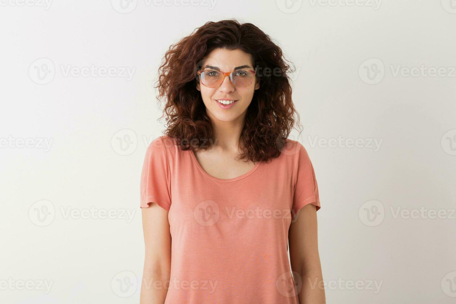 retrato de joven natural mirando sonriente contento hipster bonito mujer en rosado camisa foto