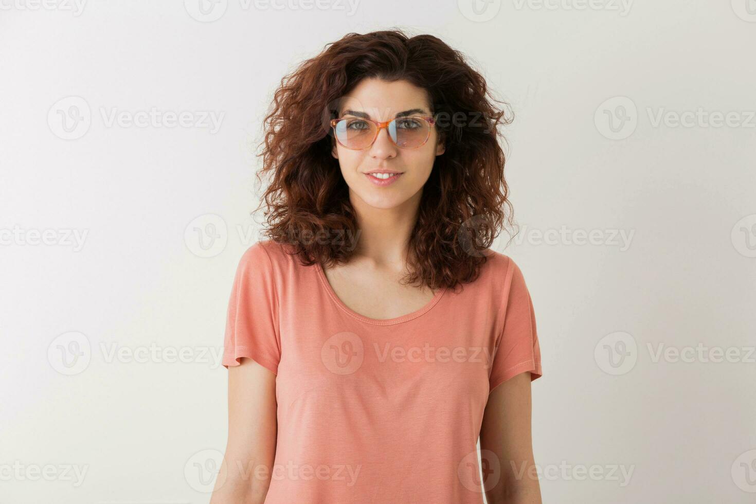 retrato de joven natural mirando sonriente contento hipster bonito mujer en rosado camisa foto