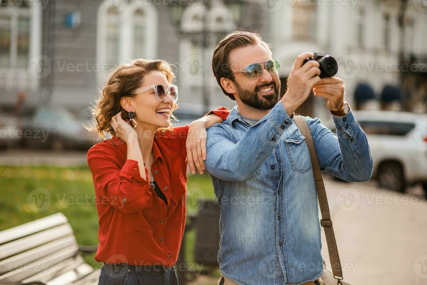 hombre y mujer en romántico vacaciones caminando juntos foto