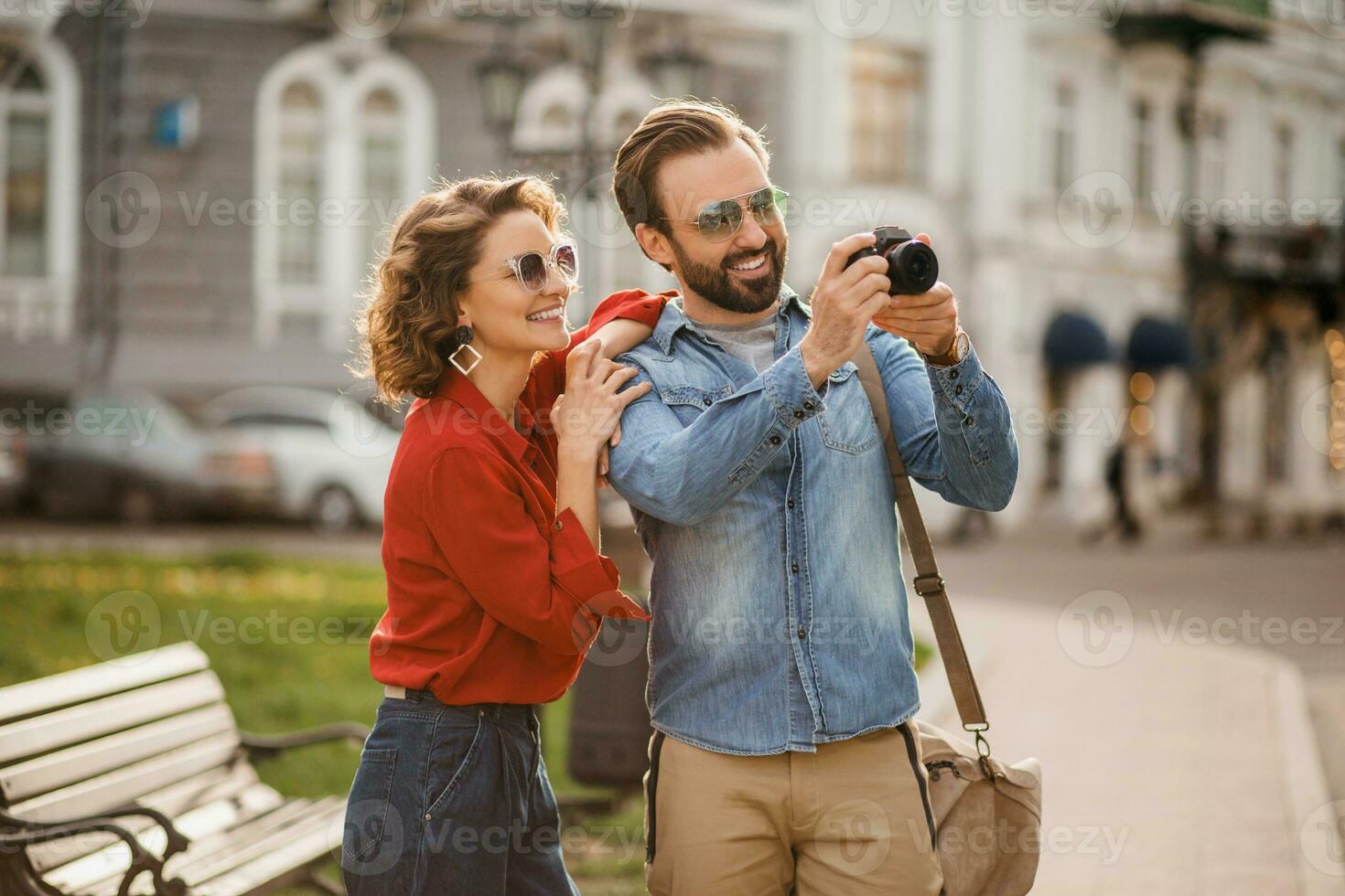 hombre y mujer en romántico vacaciones caminando juntos foto