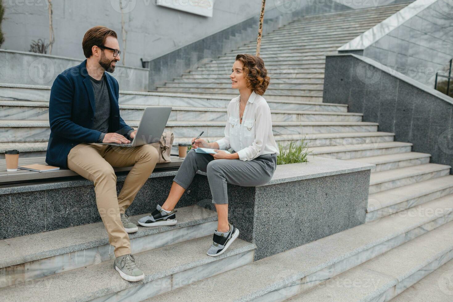 hombre y mujer negocio socios trabajando juntos foto