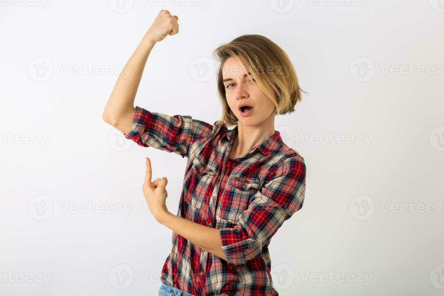 joven emocional mujer en a cuadros camisa foto