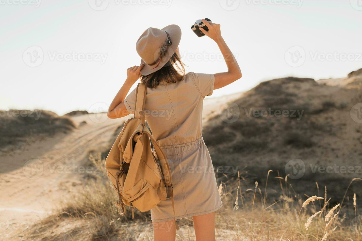 mujer en Desierto caminando en safari foto