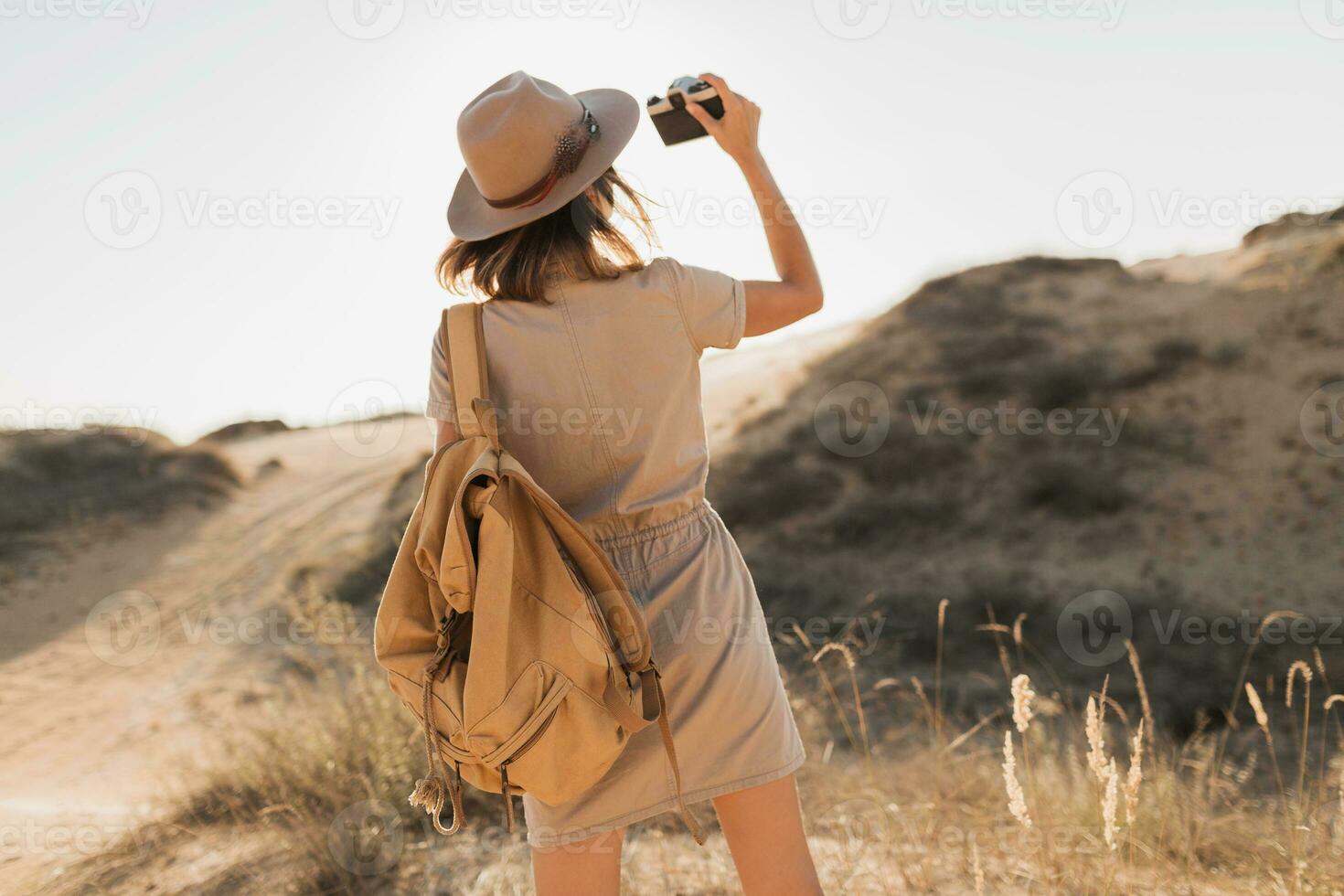 mujer en Desierto caminando en safari foto