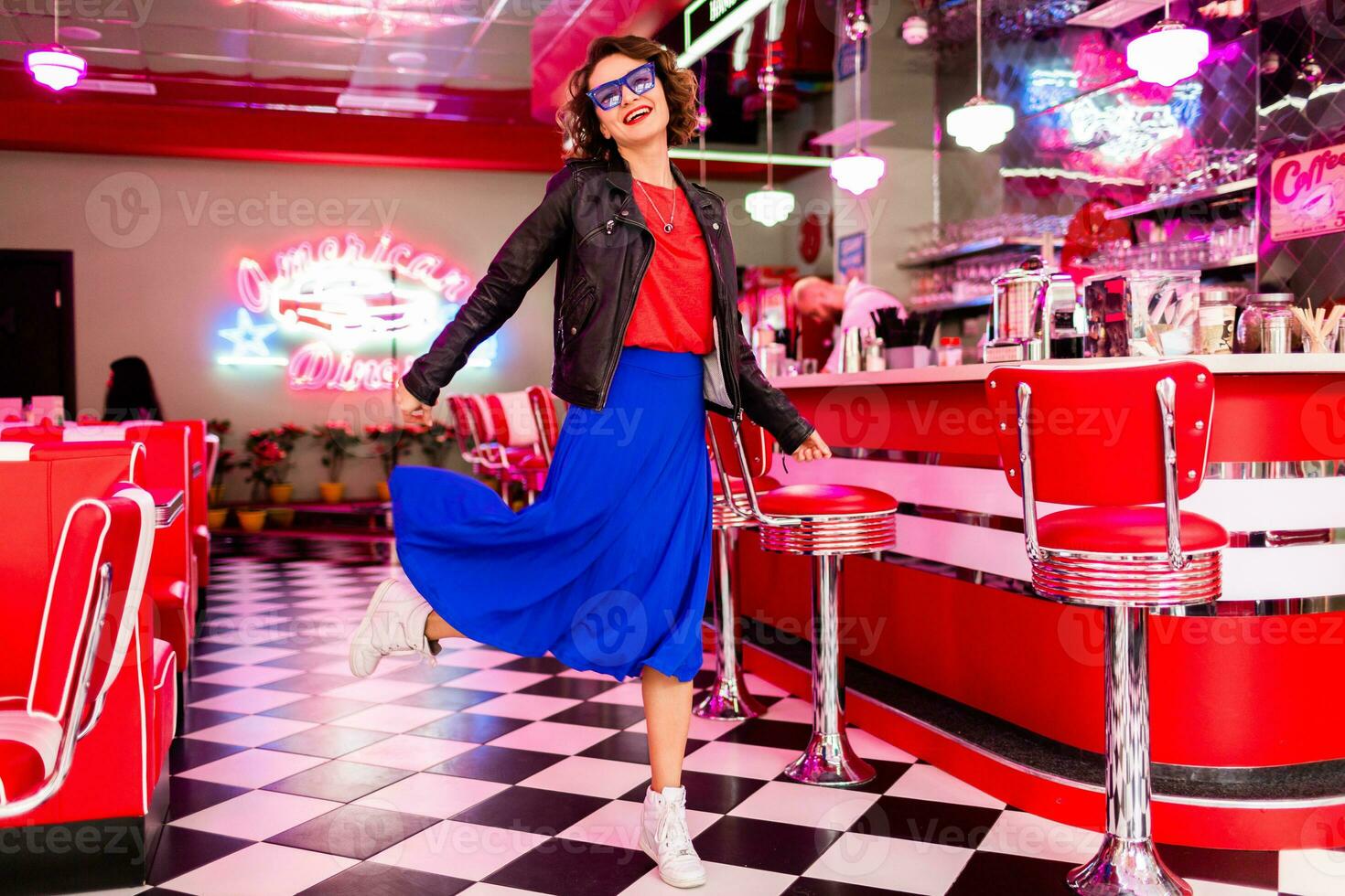 elegante sonriente mujer en retro Clásico café foto