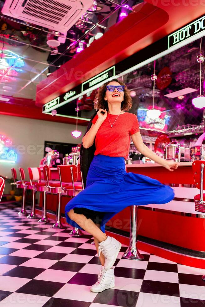 elegante sonriente mujer en retro Clásico café foto