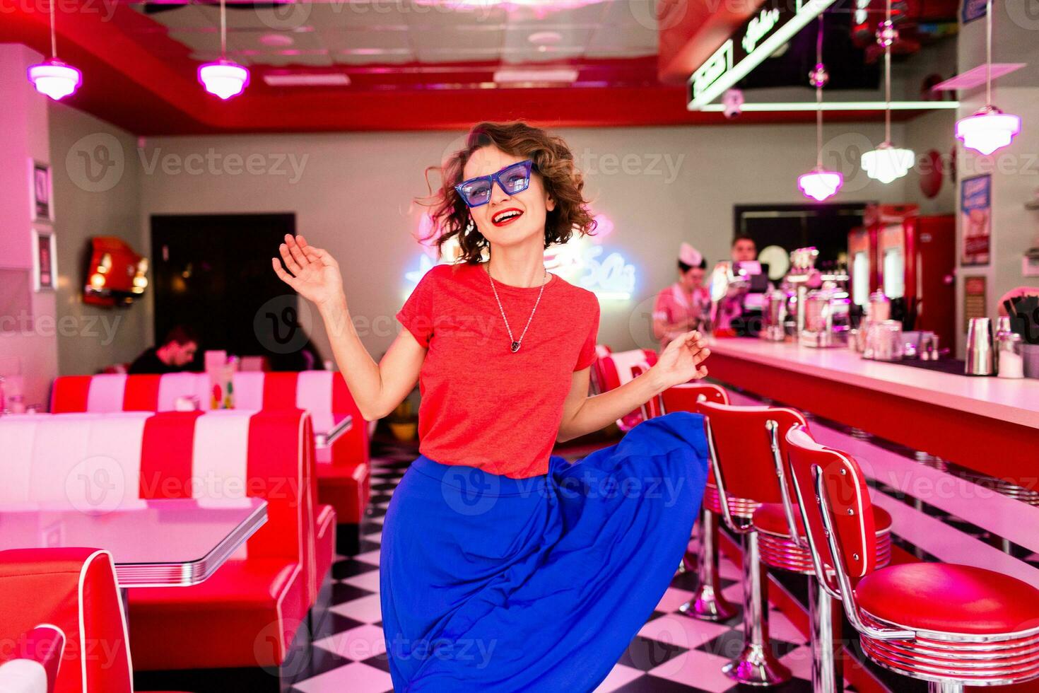 elegante sonriente mujer en retro Clásico café foto