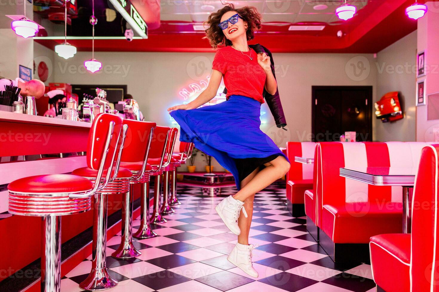 elegante sonriente mujer en retro Clásico café foto