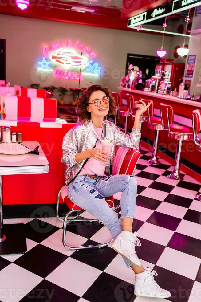 elegante sonriente mujer en retro Clásico café foto