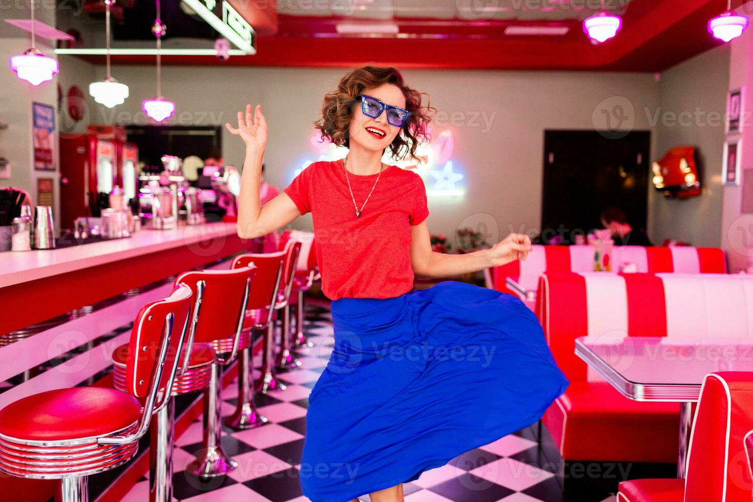 elegante sonriente mujer en retro Clásico café foto