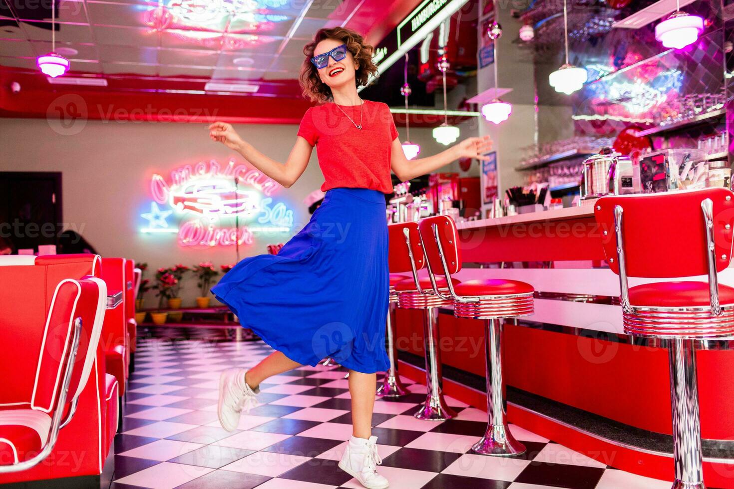 elegante sonriente mujer en retro Clásico café foto