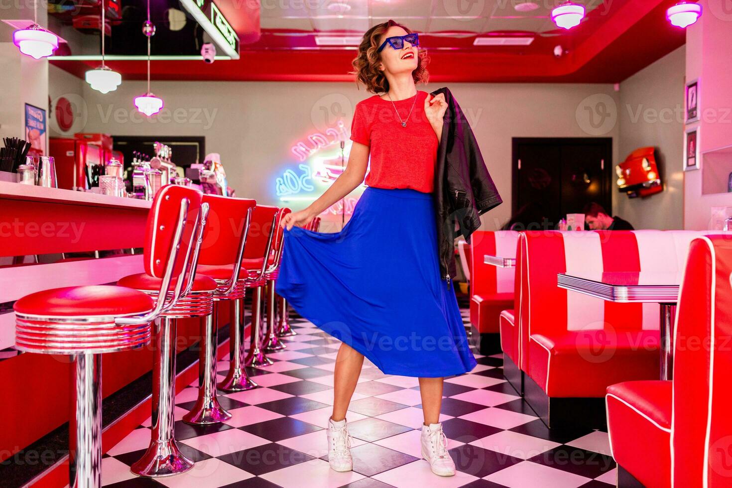 elegante sonriente mujer en retro Clásico café foto