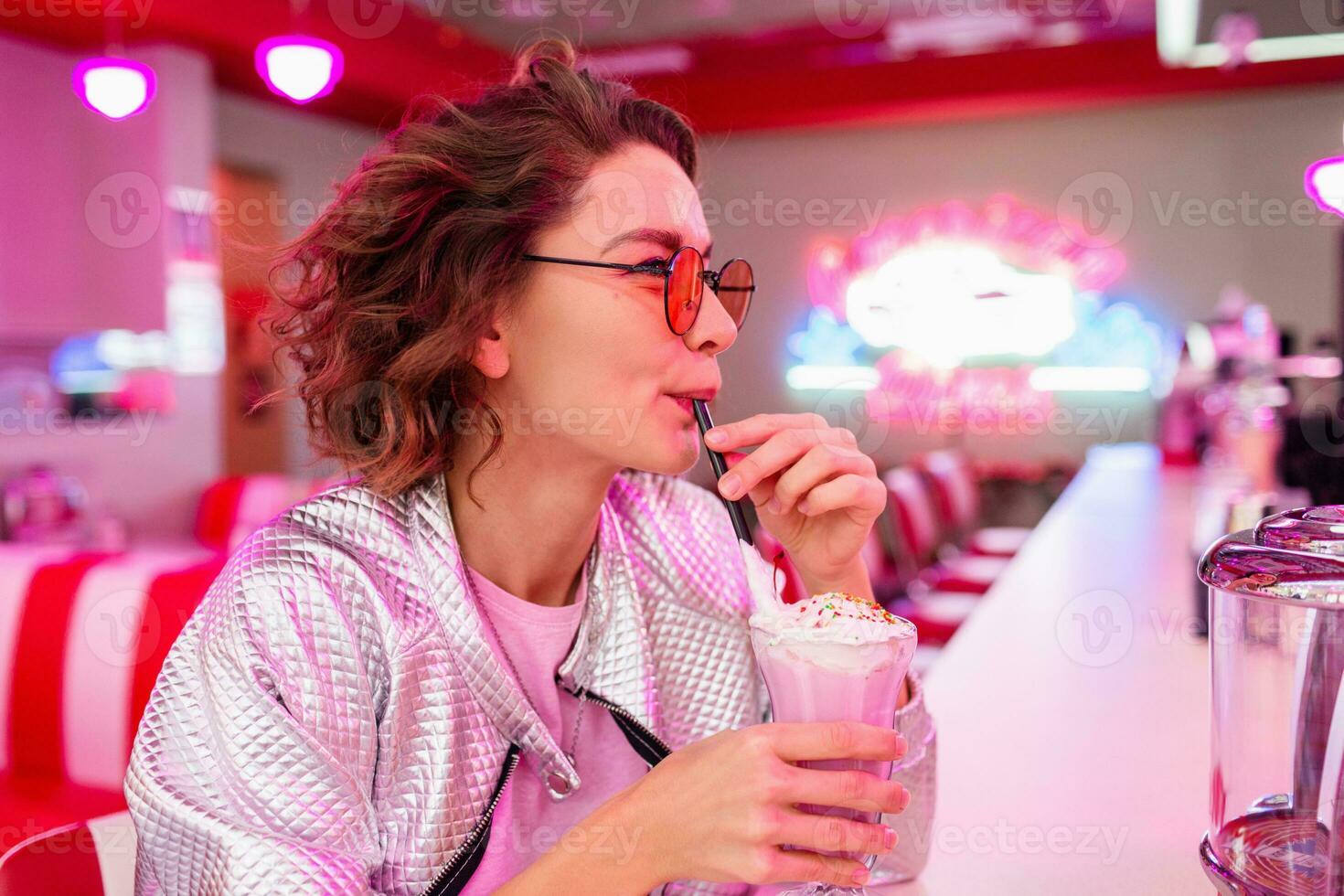 elegante sonriente mujer en retro Clásico café foto