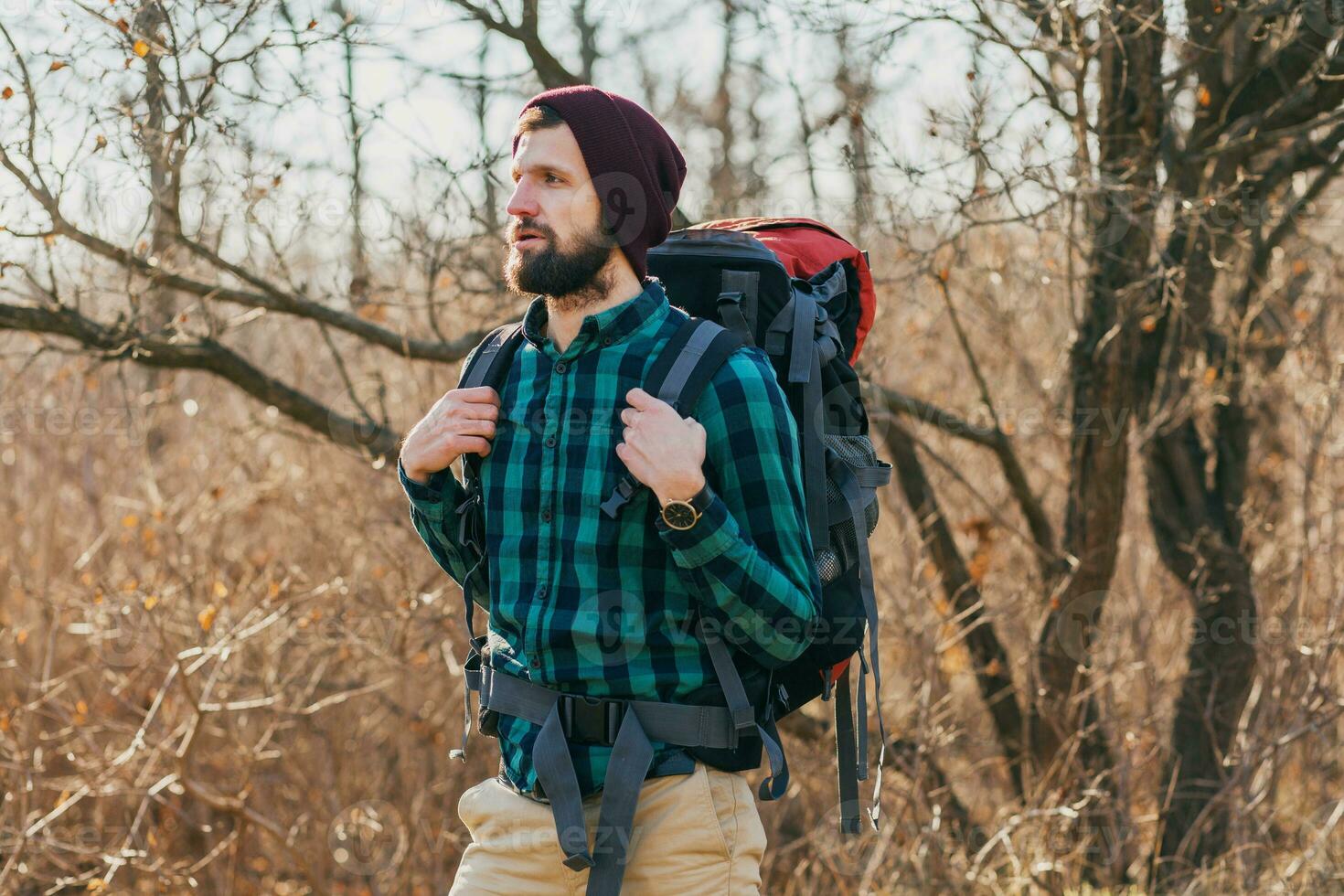joven hipster hombre de viaje con mochila en primavera otoño bosque foto