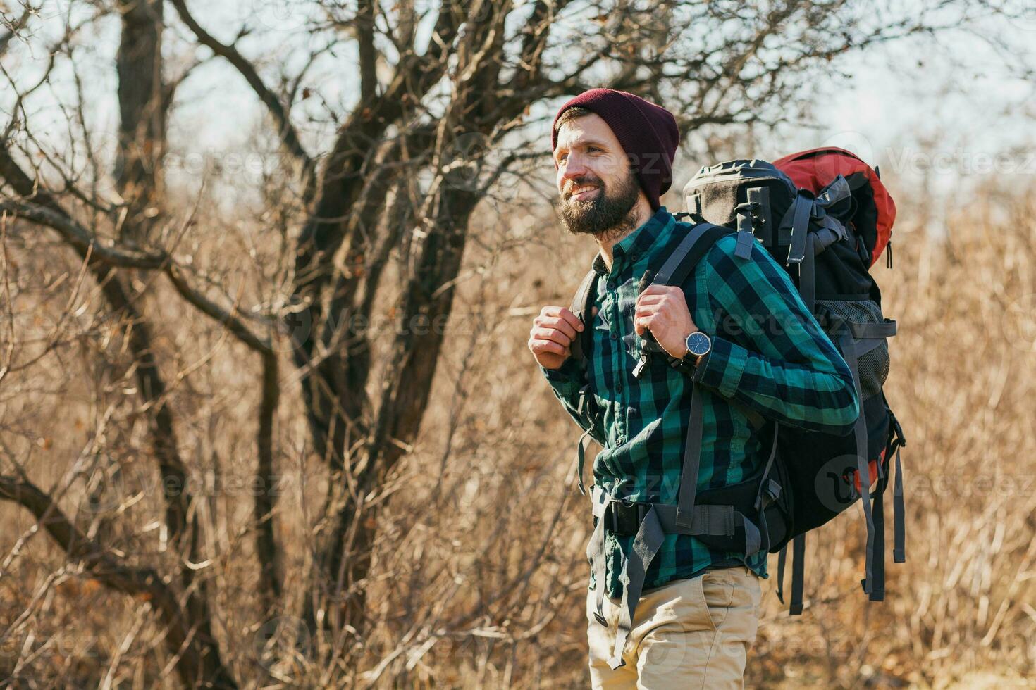 joven hipster hombre de viaje con mochila en primavera otoño bosque foto