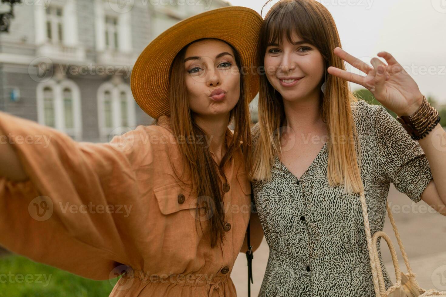 elegante joven mujer de viaje juntos foto