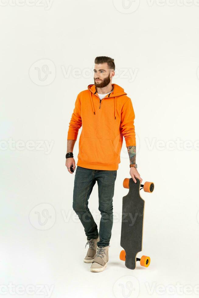 joven hipster estilo hombre patinar en eléctrico patineta foto