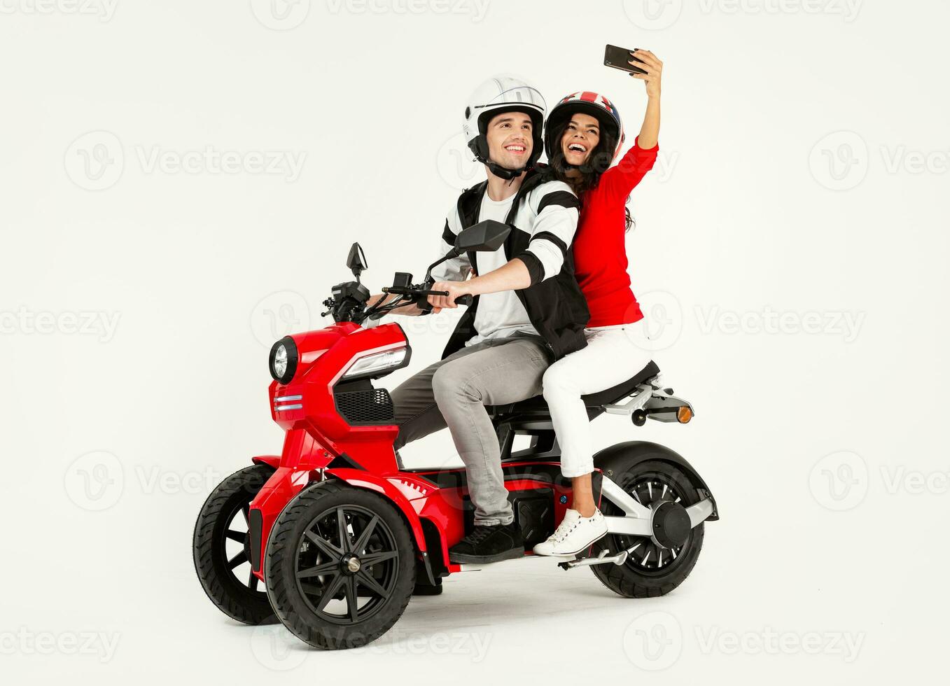 joven atractivo Pareja montando un eléctrico moto scooter contento teniendo divertido juntos foto