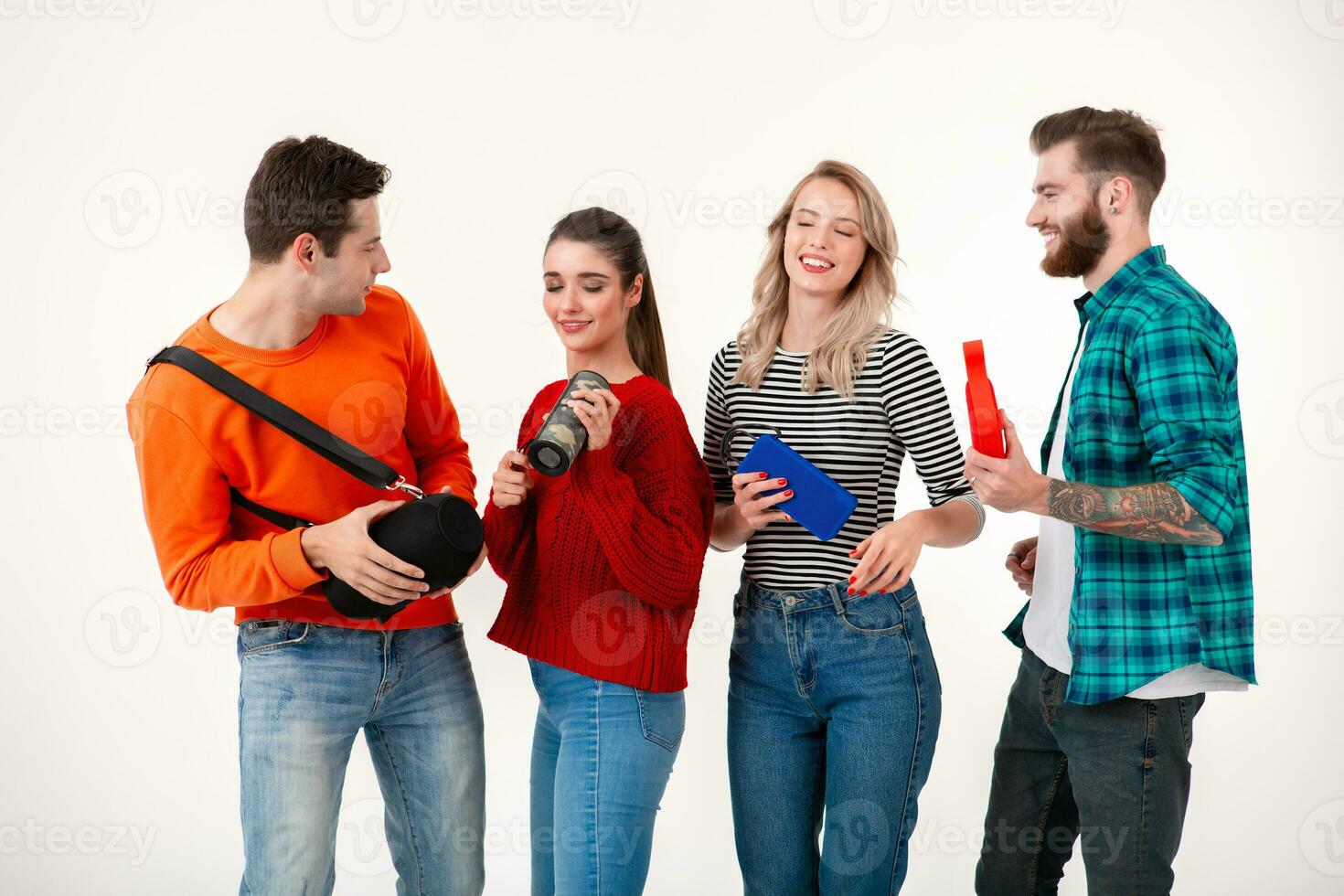 empresa de amigos teniendo divertido juntos escuchando a música foto